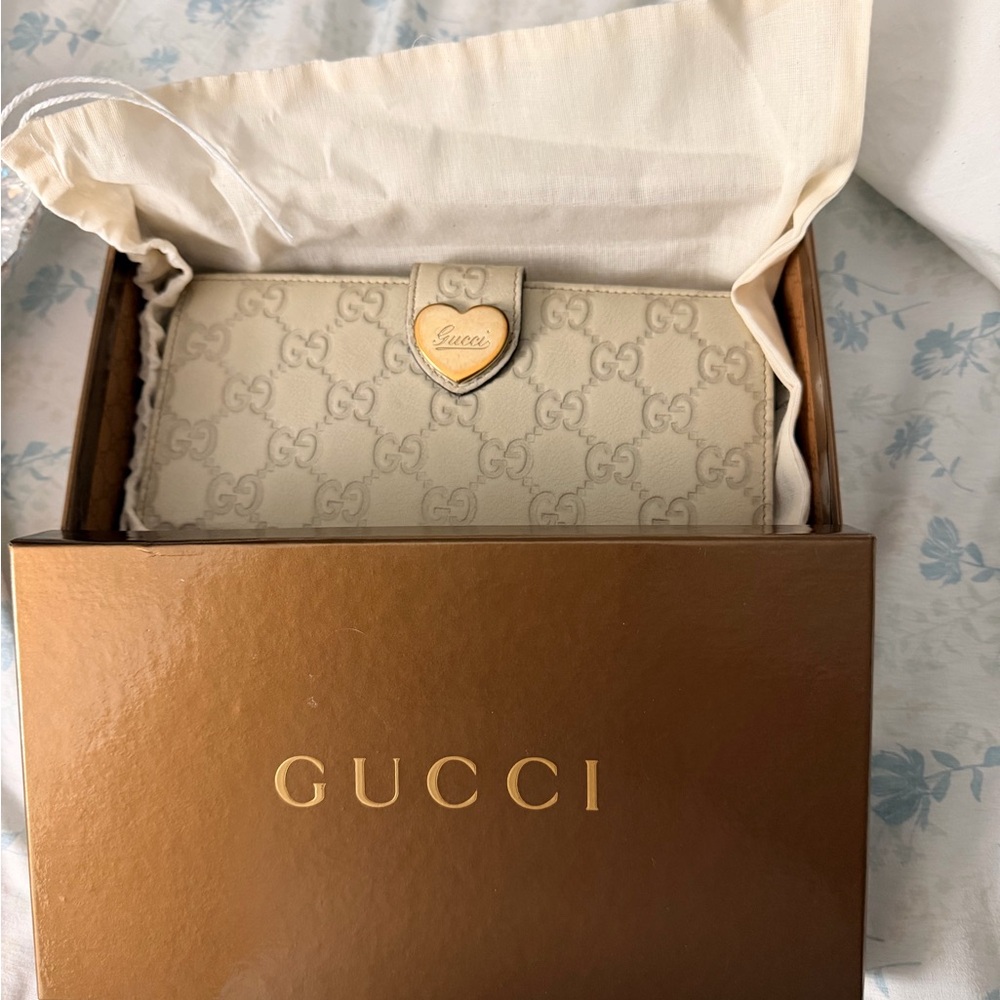 Gucci Tan Monogram Clutch With Box and Authentication included Open to offers - Picture 2 of 9